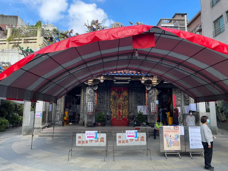 設於台中城隍廟內的投開票所。讀者提供