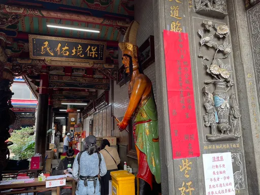 台中投票狀況多!圈選手機響她還接電話、白目男拿手機錄影 全都吃上這罰責
