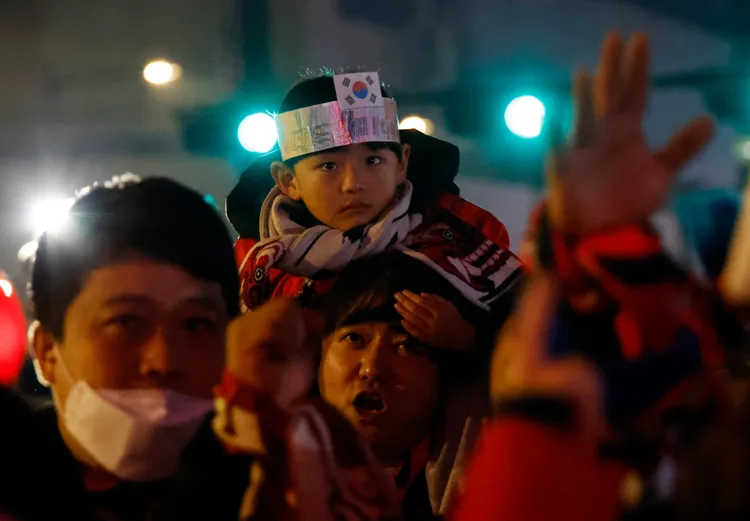 球迷帶著小朋友一起為南韓隊加油。路透社