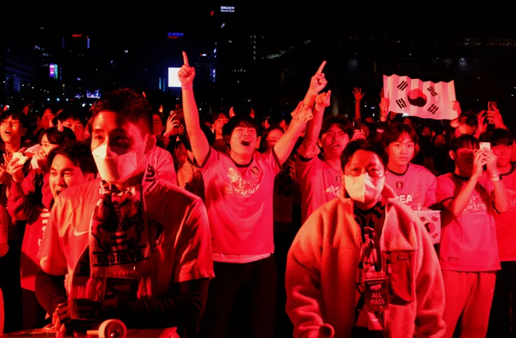 南韓隊球迷開心狂呼。路透社