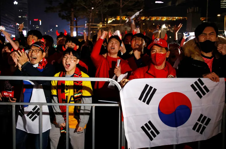 南韓球迷在首爾觀看世足賽直播。路透社