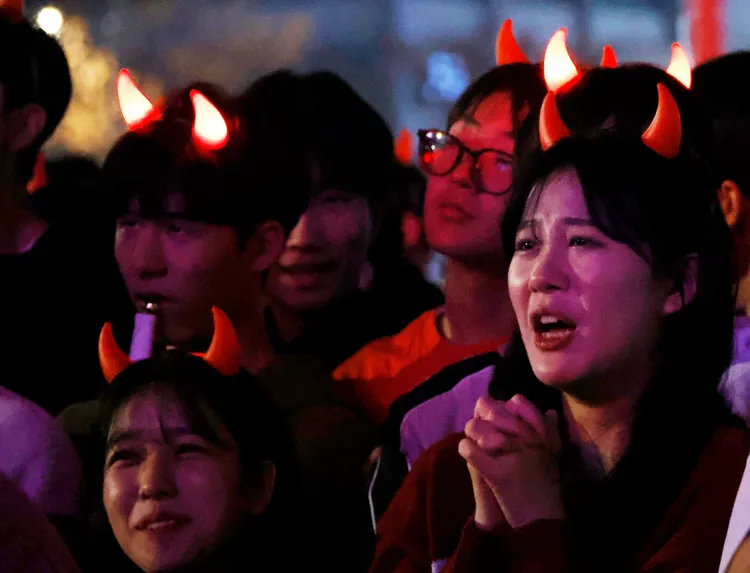 首爾球迷屏息觀看球賽直播。路透社