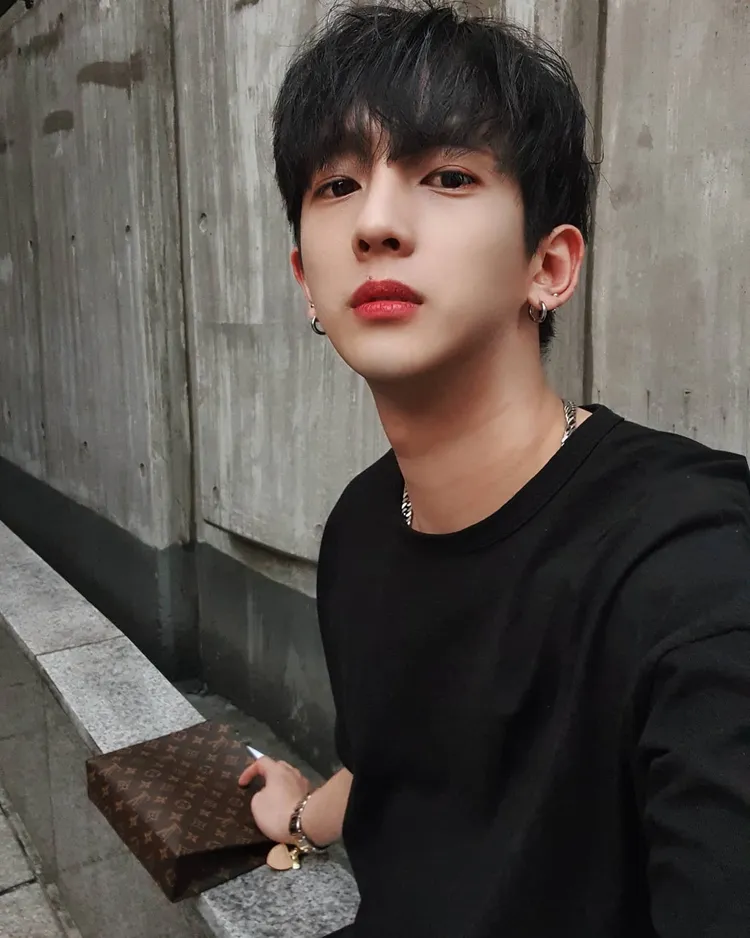 網友發現禹昌範2012、2017年分別加入男團100%、VERMUDA，現在直播主，總總條件都與A吻合。翻攝禹昌範IG