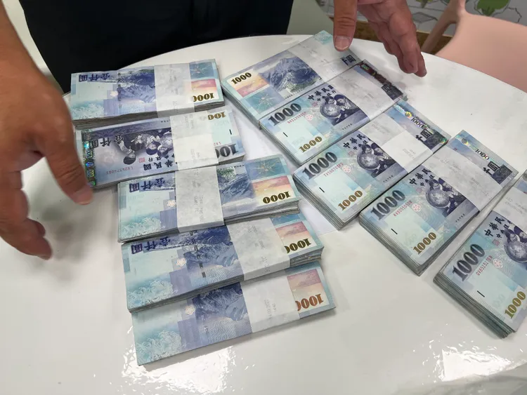 記者會現場也拿出100萬現金展現決心，希望民眾勇於檢舉賺獎金。田兆緯攝