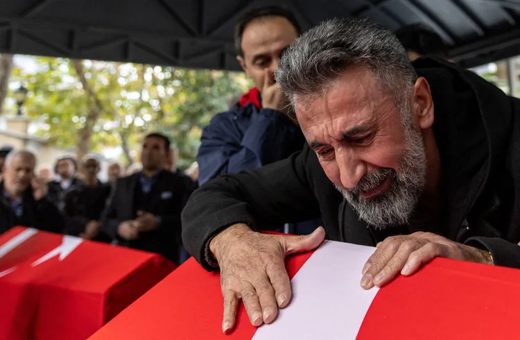 爆炸案死者的家屬，14日在喪禮撫棺痛哭。路透社資料照片