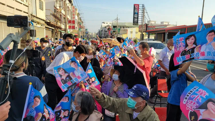 謝龍介下午抵達童小芸造勢會場，受到支持者熱烈歡迎。劉榮輝攝