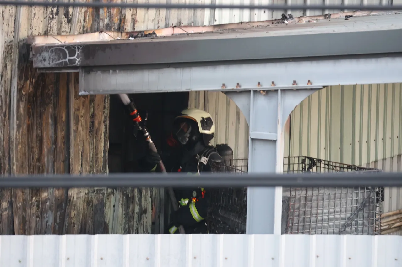 警消破壞鐵皮進入搶救。張喆喜攝