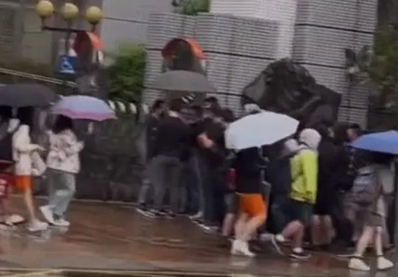 媽媽強調是和朋友一起「接小孩。」翻攝自記者爆料網