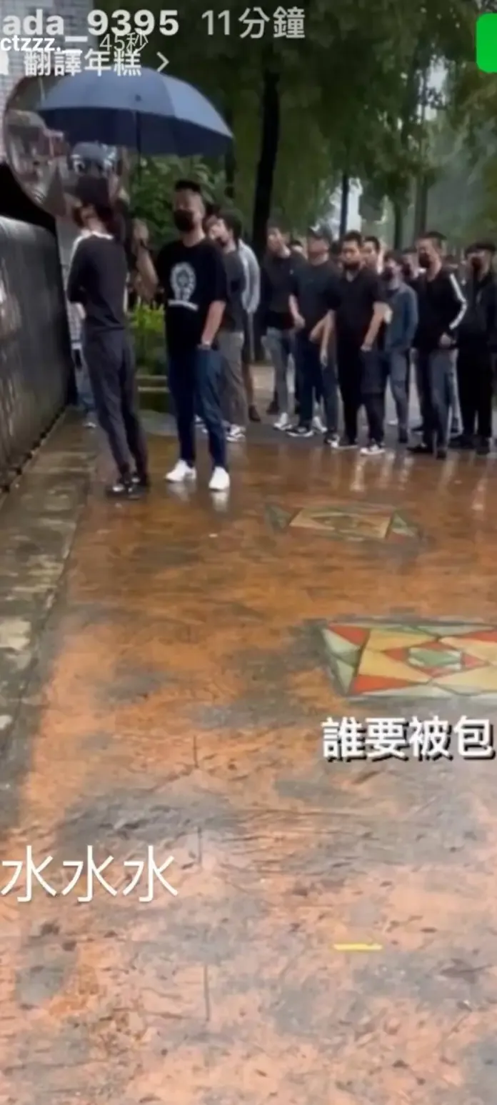 媽媽帶一群黑衣人「接女兒下課」。翻攝自記者爆料網