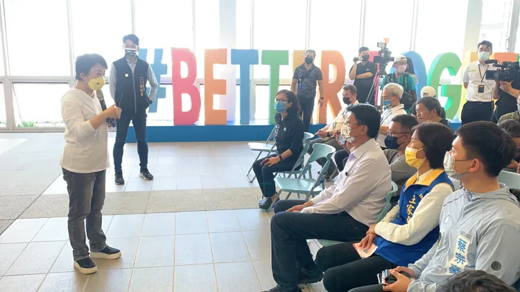 盧秀燕在市政府站親自跟台南市長候選人謝龍介等人介紹台中捷運興建與營運。曾雪蒨攝