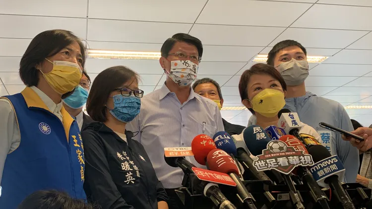 國民黨台南市長候選人龍介仙驚豔中捷廁所「深呼吸都沒味道」，盼帶中捷經驗回台南，讓台南捷運可以早日迎頭趕上。曾雪蒨攝