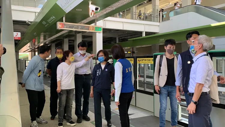 國民黨台南市長候選人謝龍介體驗搭乘台中捷運，台中市長盧秀燕一路陪同說明。曾雪蒨攝