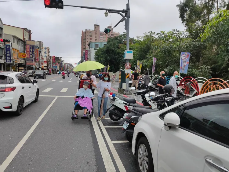 王尚智痛斥花蓮中正國小的投票環境壓根沒有思考諸如「高齡者、殘疾者、長照族群」的出入動線。唯一的大門入口，門口的人行道修路施工，只能推上馬路，驚險萬分。翻攝王尚智臉書