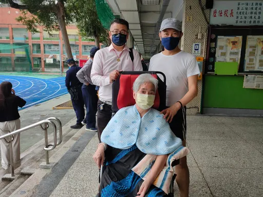 帶輪椅母投票一肚子火 王尚智:欠缺「身障投票」SOP!