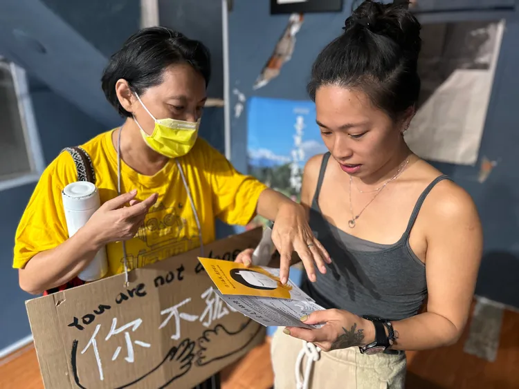 「你不孤單，我們都在」反性騷友善串聯行動的參與民眾，沿路向店家民眾發送傳單。讀者提供