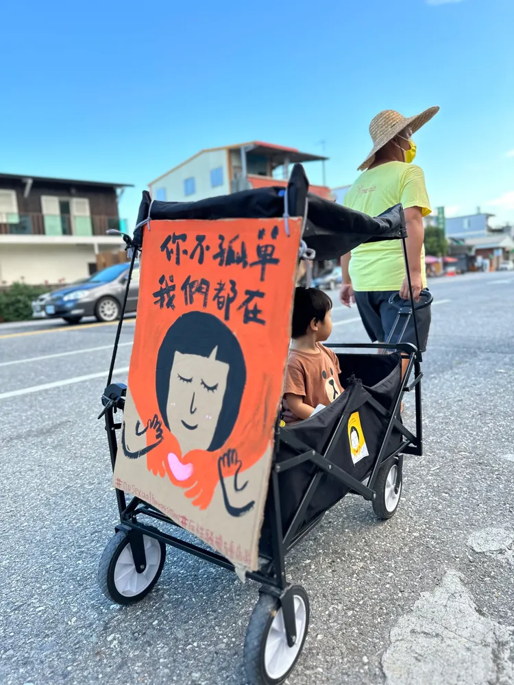 「你不孤單，我們都在」反性騷友善串聯行動，有民眾推著小孩拖車一同在大馬路上遊走。讀者提供