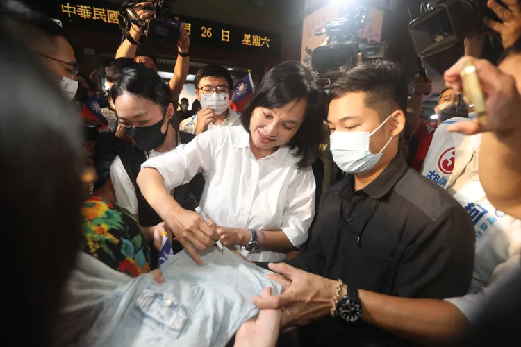 支持者要求柯志恩在衣服上簽名。羅琦文攝