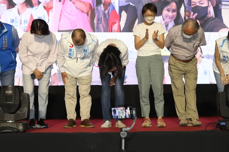 柯志恩晚間率競選團隊向支持者鞠躬、承認敗選。羅琦文攝