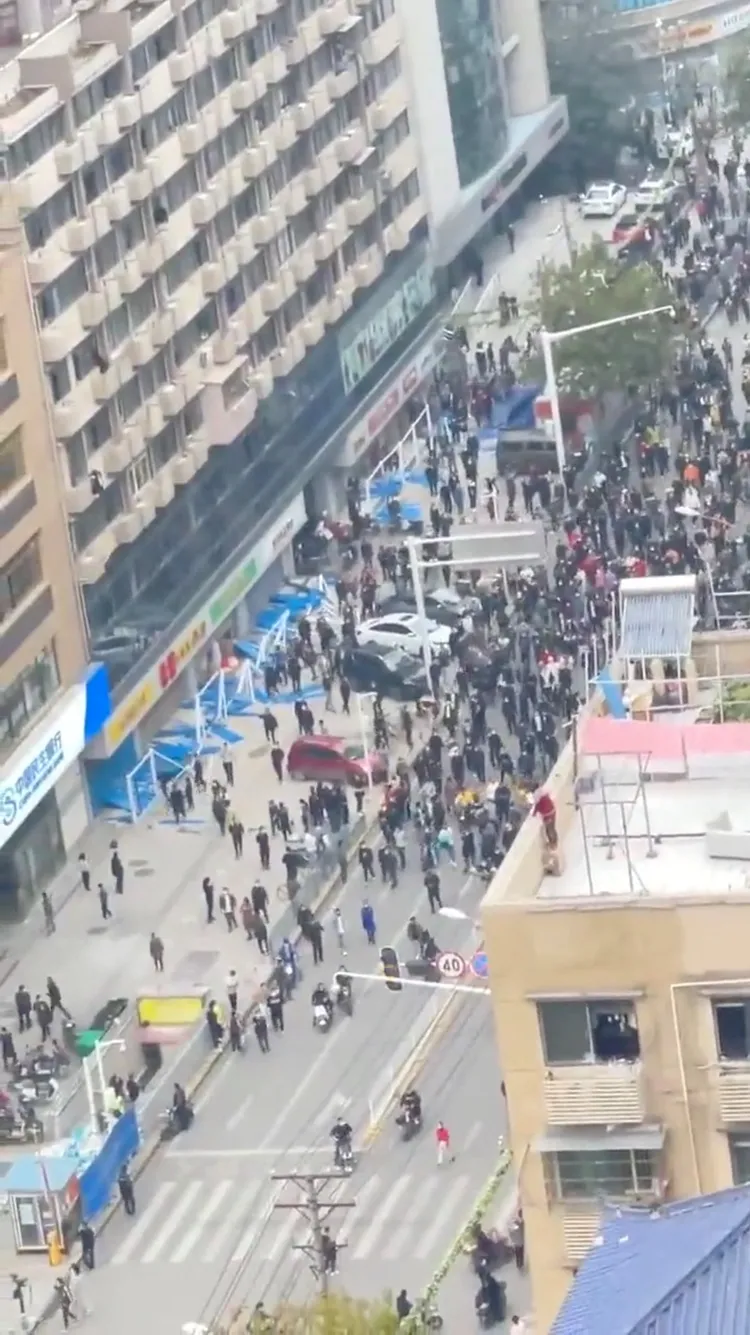 武漢民眾推倒封鎖障礙物上街。路透社