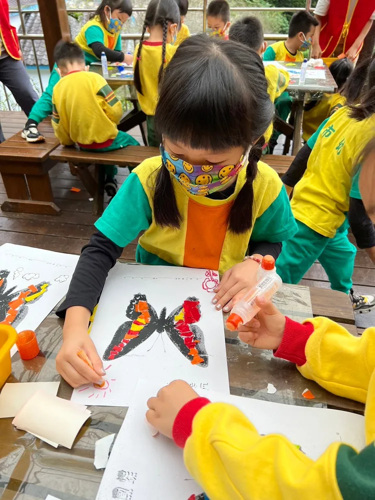小朋友製作蝴蝶撕貼畫。花蓮市托提供
