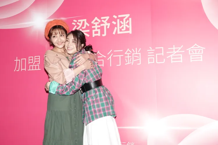 梁舒涵（右）加盟寬寬記者會，好友李宣榕站台。陳德興攝