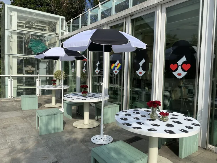 露天咖啡座的遮陽傘與咖啡桌運用Alice+Olivia標誌性黑白配色與Stacey Face圖案點綴。林哲良攝