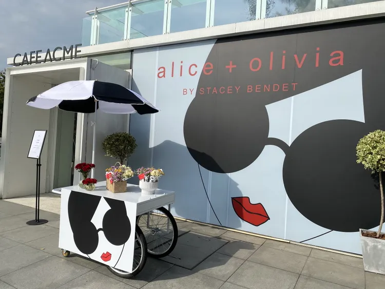 CAFE ACME x Alice+Olivia期間限定露天咖啡座將於11月17日至2023年1月1月15日，於CAFE ACKME北美館門市登場。林哲良攝