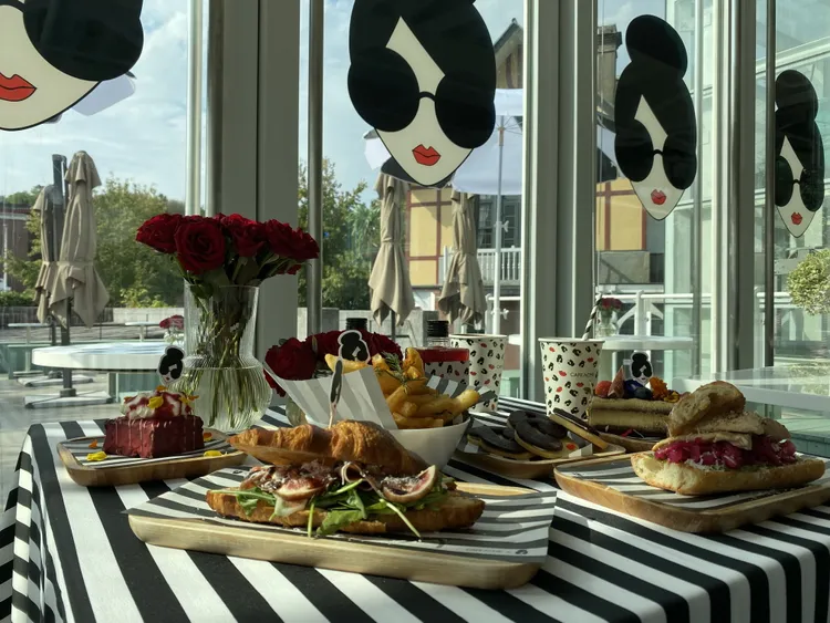 CAFE ACME x Alice+Olivia期間限定露天咖啡座提供8道限定餐點。林哲良攝