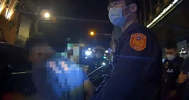 彭男辯稱，怕小孩玩槍才隨身帶。警方提供