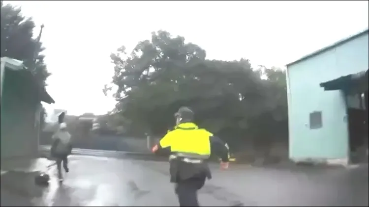 董男遇到警方盤查，棄車徒步往東豐街內逃跑。警方提供