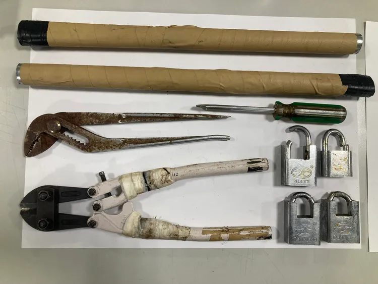 警方查獲犯案用的油壓剪一批。警方提供