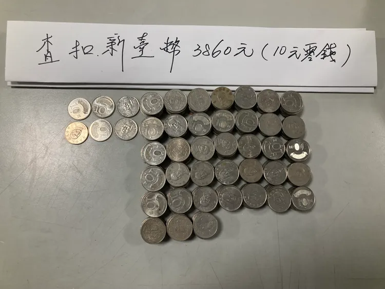 董男從兌幣機內竊取現金3860元。警方提供