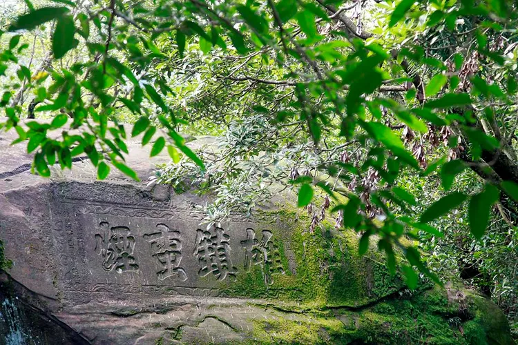 古道上的雄鎮蠻煙碑為清治時期留下，現為國家三級古蹟。翻攝畫面