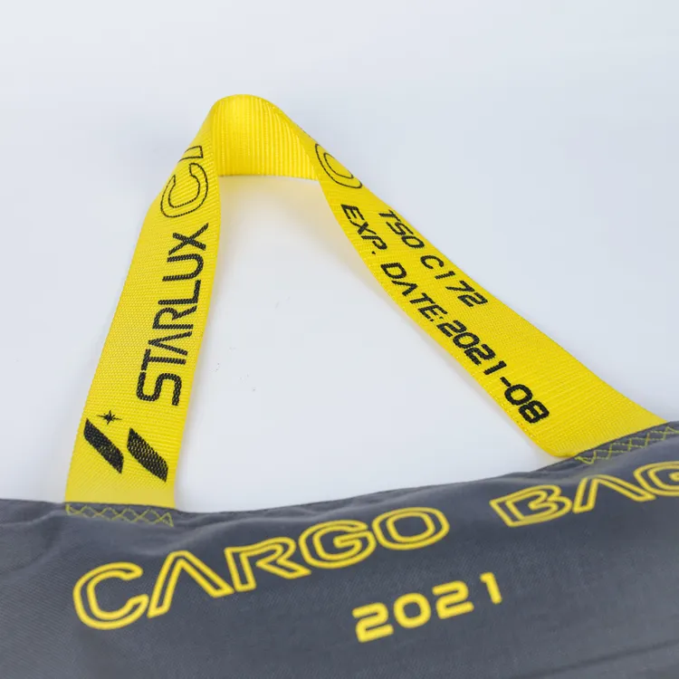 堅韌的超厚款綁帶需要特殊及精準的車縫技術，才能固定在厚磅的軍規帆布CORDURA上，每一條跳色縫線整齊劃一，大方又美觀。星宇提供