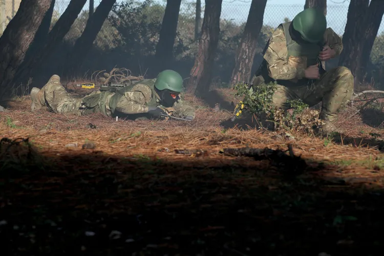 烏克蘭部隊9日在英國英格蘭東南部市鎮利德（Lydd）受訓。路透社