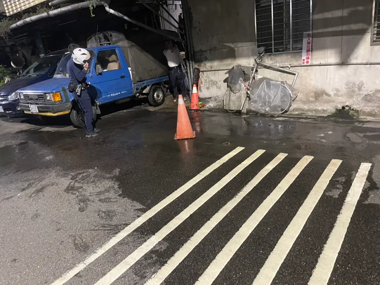 遭砍男子當場血流滿地，目前警方追查在逃兇嫌。民眾提供