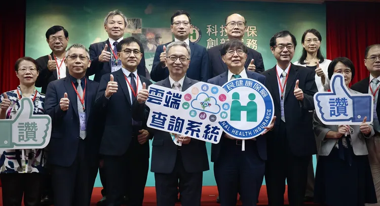 衛福部部長薛瑞元(前排中)出席健保署「健保醫療資訊雲端查詢系統標竿學習分享會」。林林攝