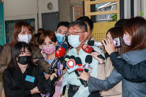 柯文哲偕妻現身投票所　疫苗採購疑押寶國產！他揪貓膩「數字怪怪的」