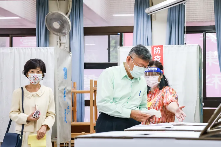 柯文哲和陳佩琪一早去投票。趙世平攝