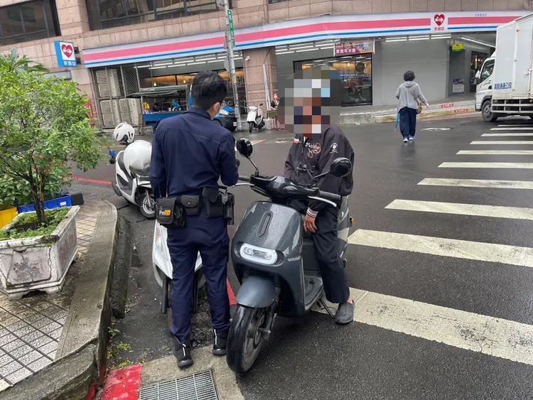 警方提醒，若汽機車遇「『停車再開』標誌或『停』標字未停車再開」，依規定，得處新臺幣600元以上1,800元以下罰鍰。警方提供