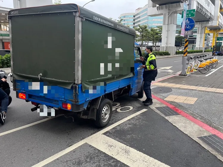 中和警方提醒駕駛人「閃黃燈要減速、閃紅燈要停車」，在無號誌路口，應減速慢行，並遵守幹支道「停」、「讓」規定，確認橫向無來車或行人再開車。警方提供