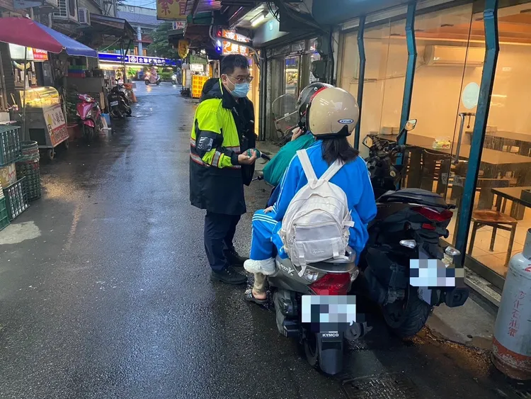 中和警呼籲，應嚴格遵守交通規則，行車接近路口應放慢速度，注意左右來往人車，並暫停禮讓行人先行。警方提供