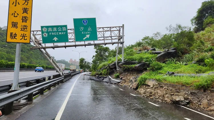 邊坡土石推倒門架。國道警察局提供