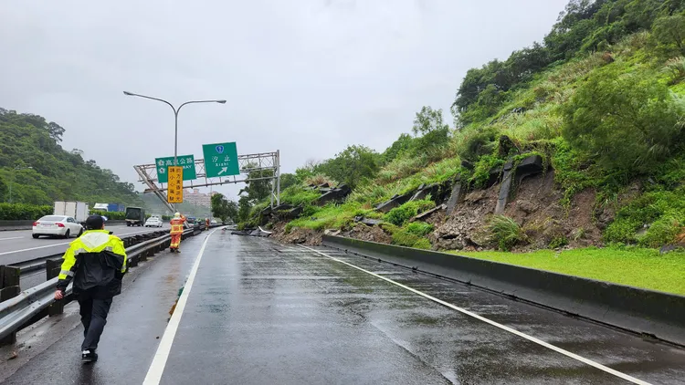 警方及消防人員到場。國道警察局提供
