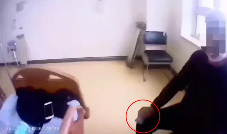 陳姓老翁找到1萬4000多元後，把錢拿在手上。讀者提供