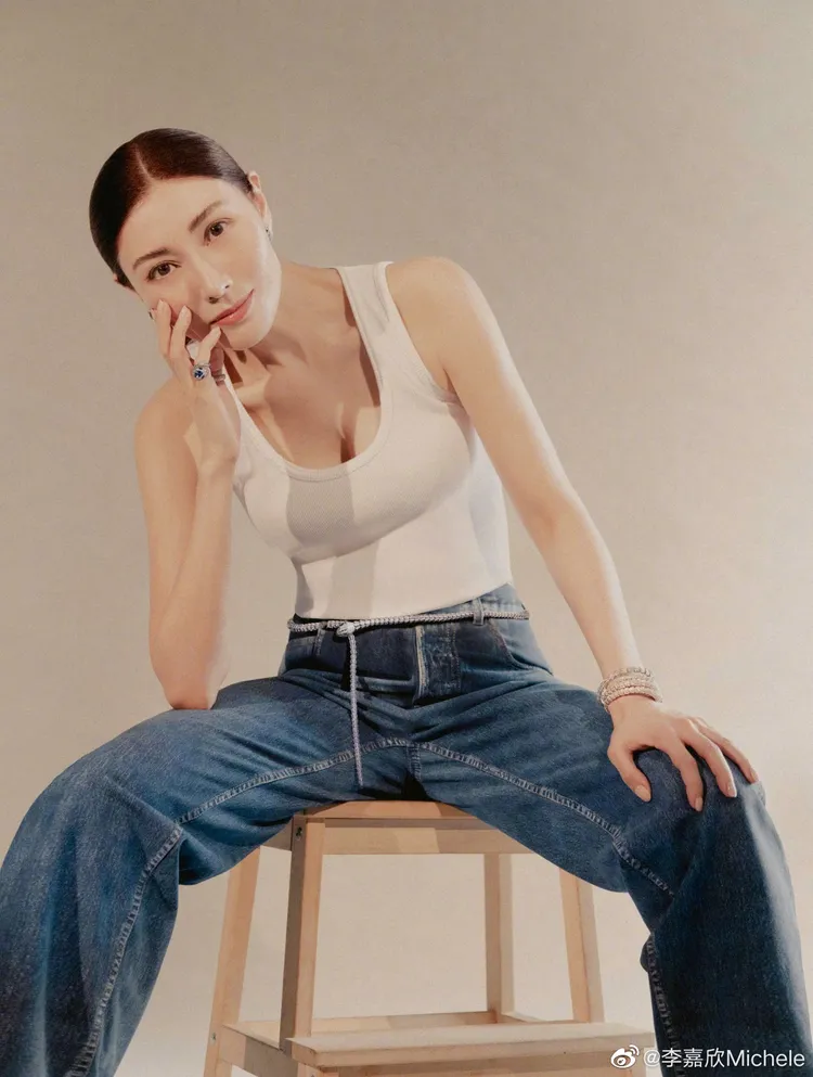 李嘉欣穿上白色背心曬出好身材。翻攝李嘉欣Michele微博
