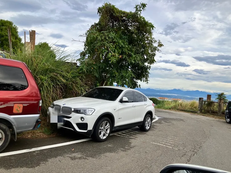 呂女記錯BMW X4停放位置，以為被偷了。讀者提供
