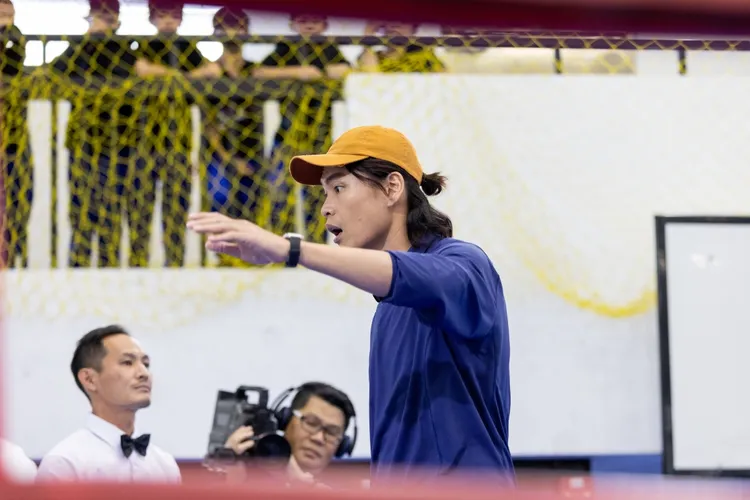 黃鐙輝在《拳職人員》跑去總統盃親自實習教練工作，演出時頗有架勢。公視台語台提供 