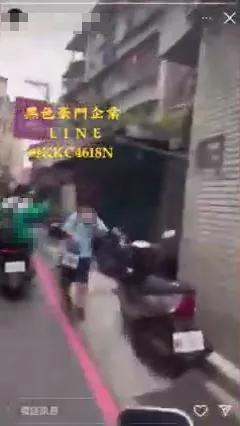 被攻擊的學生痛苦的捂住頭部。翻攝自臉書社團黑色豪門企業