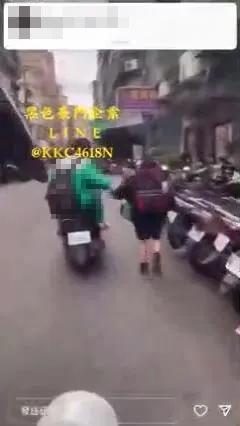 屁孩持安全帽攻擊路過學生頭部。翻攝自臉書社團黑色豪門企業